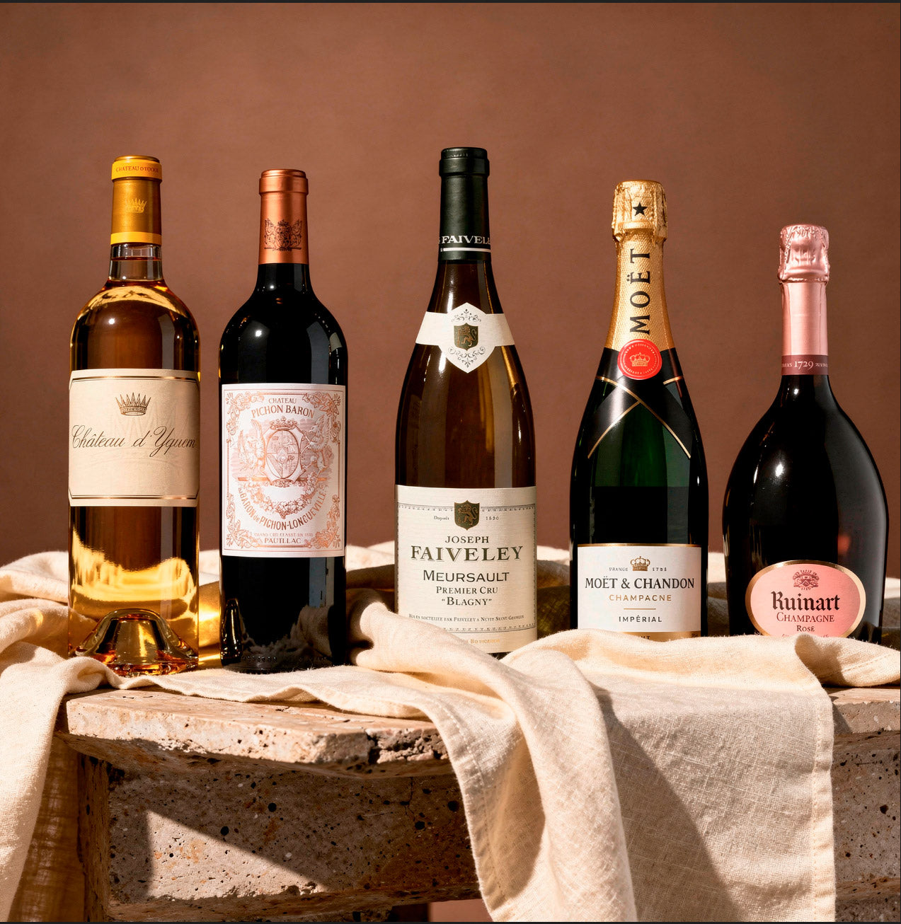 Ensemble de bouteilles de vins prestigieuses 